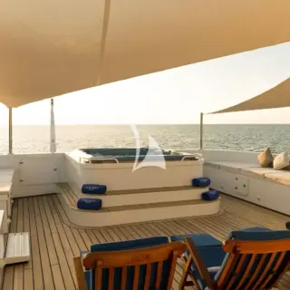 Sundeck relaxation area with Jacuzzi