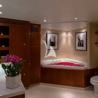 Master Stateroom en-suite