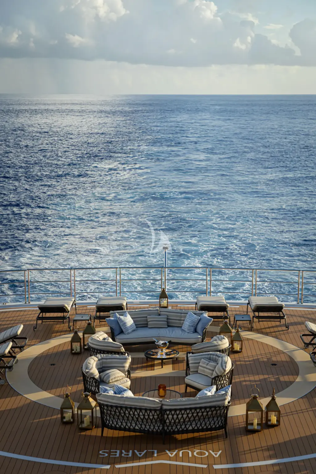 AQUA LARES - Heli Deck 