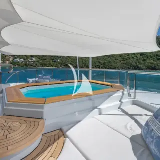 SCOTT FREE - Sun Deck Jacuzzi With Shade