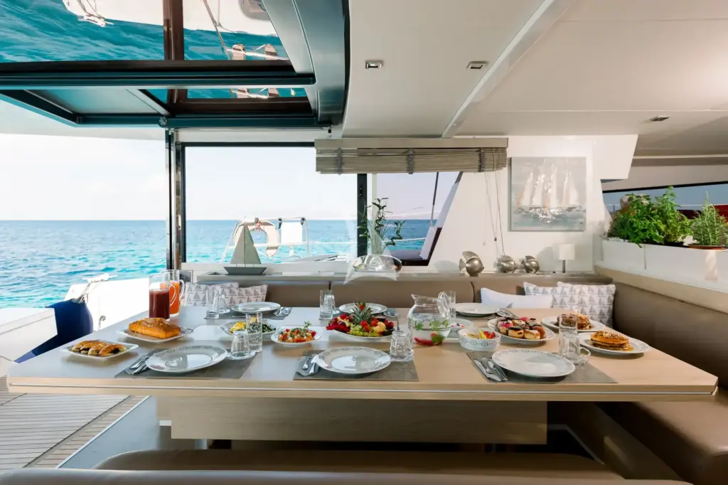 NEW HORIZONS 3 - Salon Dining Area