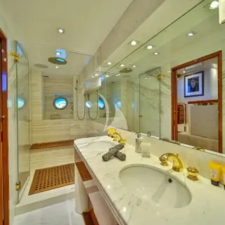 Primary Stateroom - En Suite Bathroom
