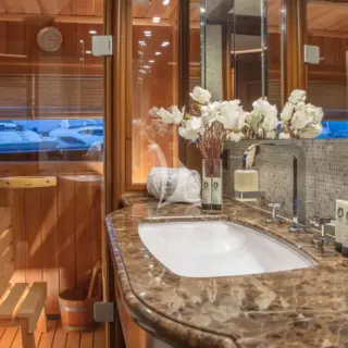 Primary Stateroom - En Suite Bathroom