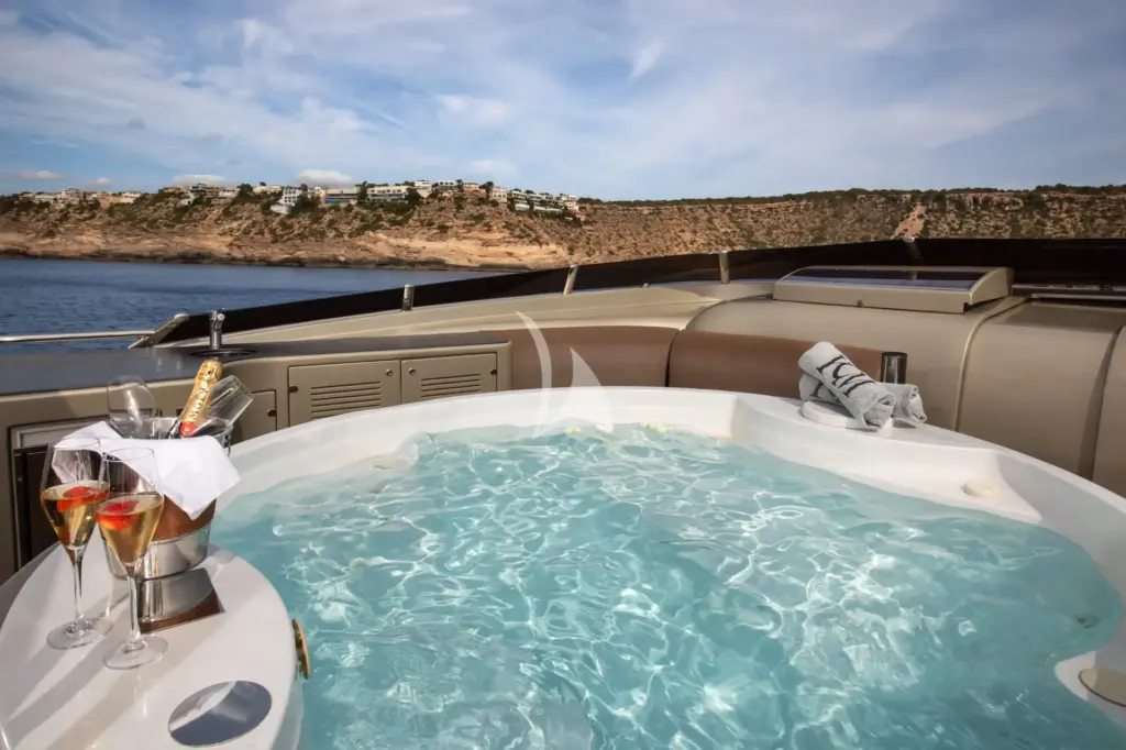 YCM 120 - Sun deck jacuzzi