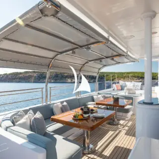 Sundeck - Dining (x2 port and starboard)