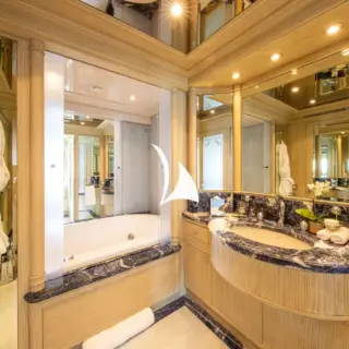 Main deck - Master ensuite