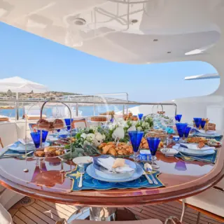 Sundeck Aft, Dining Table  + Sunbeds II