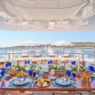 Sundeck  Aft, Dining Table & Sunbeds I