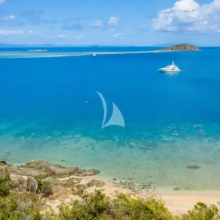 DE LISLE III | Cruising off the most pristine coasts