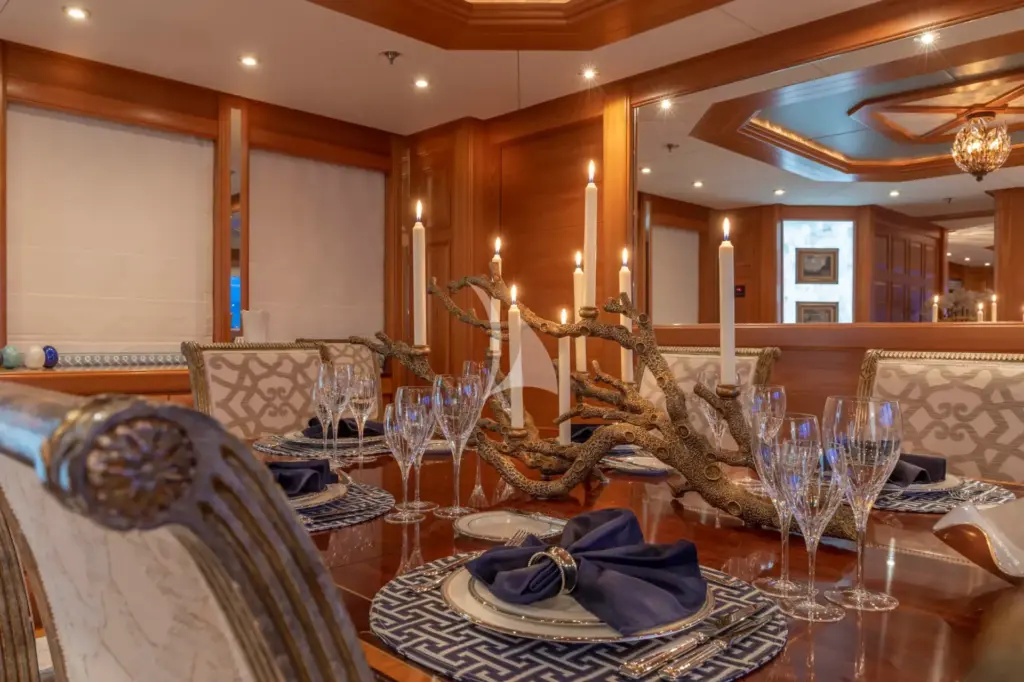 VIBRANCE - Formal dining room details