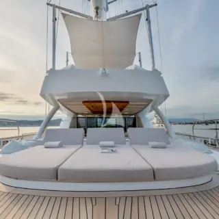 Main deck aft sun pads
