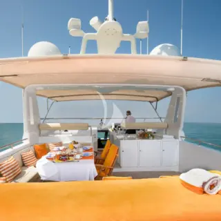 HEARTBEAT OF LIFE - Flybridge seating area