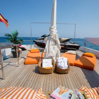 HEARTBEAT OF LIFE - Flybridge sunbathing area