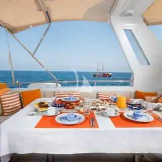 HEARTBEAT OF LIFE - Flybridge seating area
