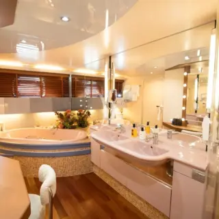 HEARTBEAT OF LIFE - Master cabin bathroom