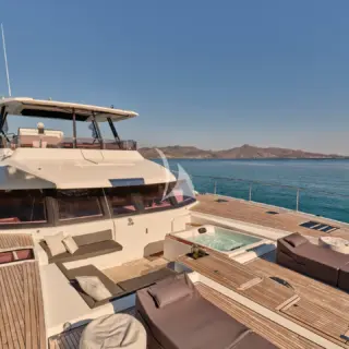 Sun deck seating area with jacuzzi