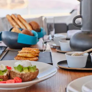 ChristAl MiO - Breakfast table