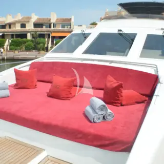 BOW SEATING AND SUNNING