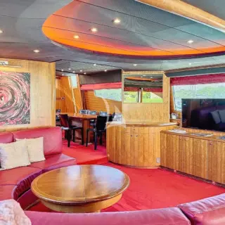 MAIN SALON WITH TV
