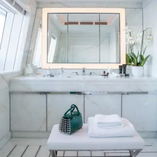 Master Suite Bath (Hers)
