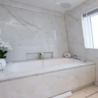 Master Suite Bath (Hers)