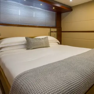 SEA AXIS - King Stateroom Mid Ship (port)