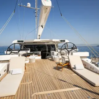 Large aft deck, uncluttered space