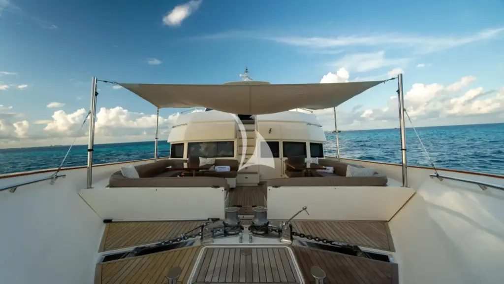 NOMADA - Foredeck with shade