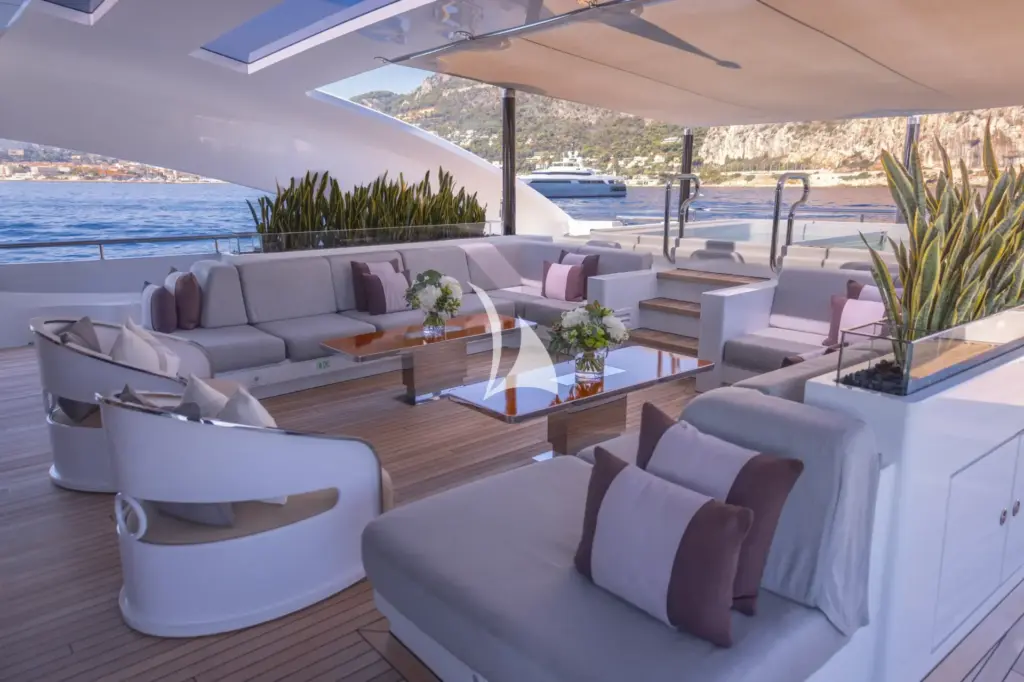 ILLUSION - Main deck aft