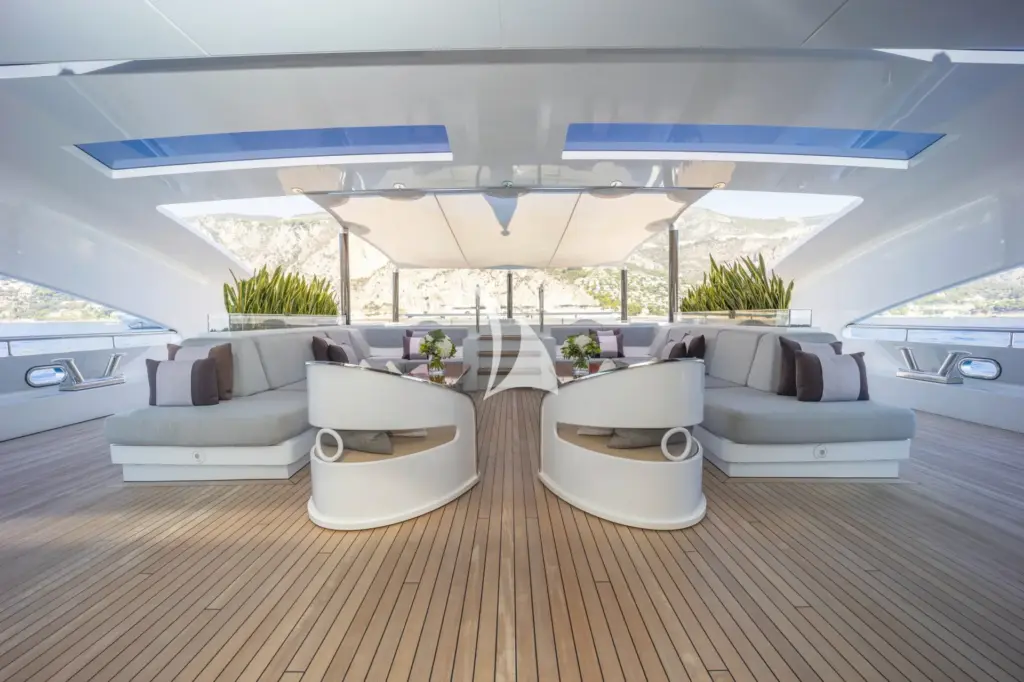 ILLUSION - Main deck aft