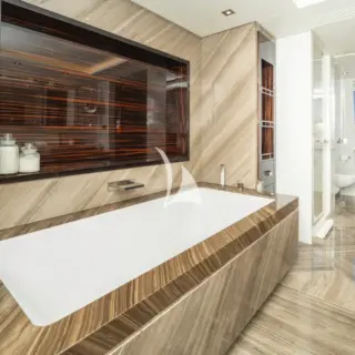 Master bathtub en suite