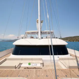 GENNY - Fore deck seating and sunbathing area