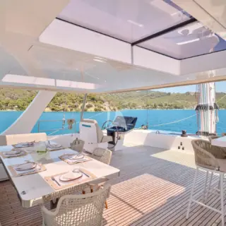 GENNY - Fly bridge dining area 