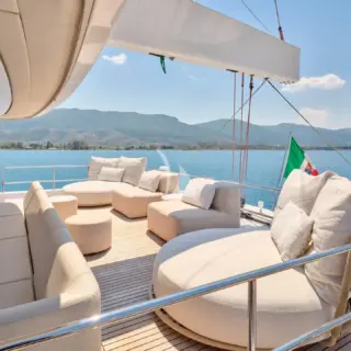 GENNY - Sun bathing area fly bridge