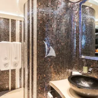 Double cabin bathroom en suite