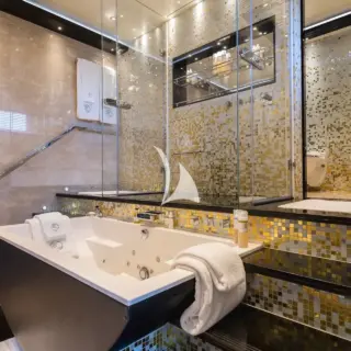 Owner's bathroom en suite