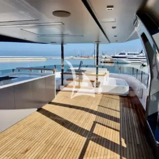 Upper deck