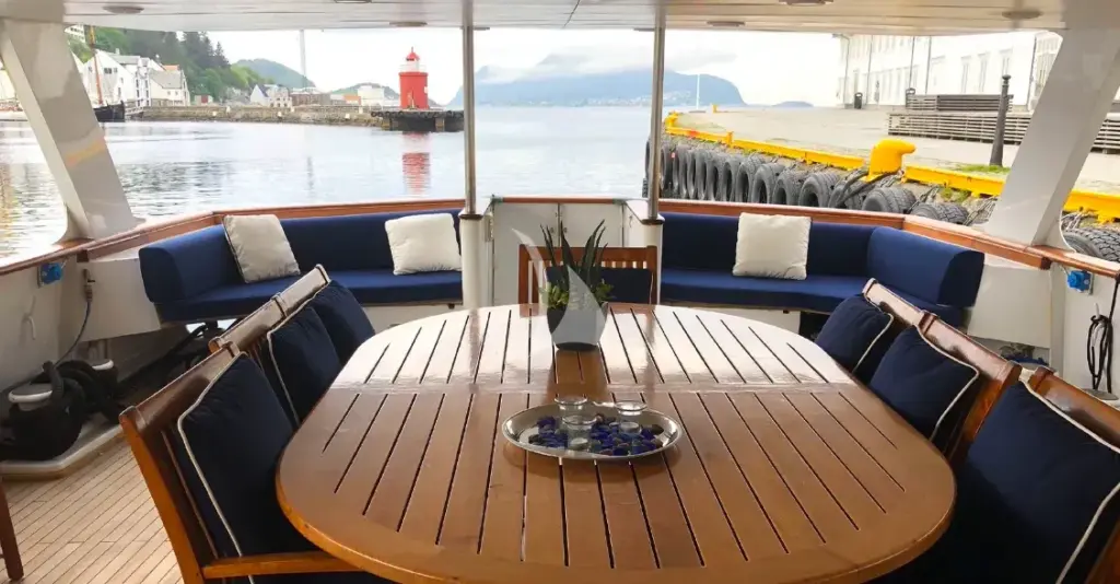 CHANTAL - Main deck aft