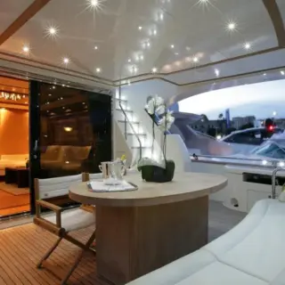 stern dining area- sistership