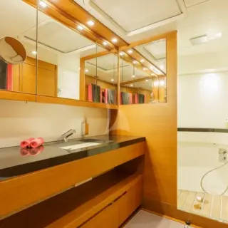 Master cabin head