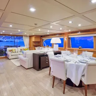 BEST OFF - Dining Area