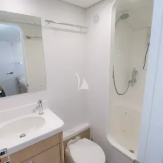 Guest Bathroom en suite