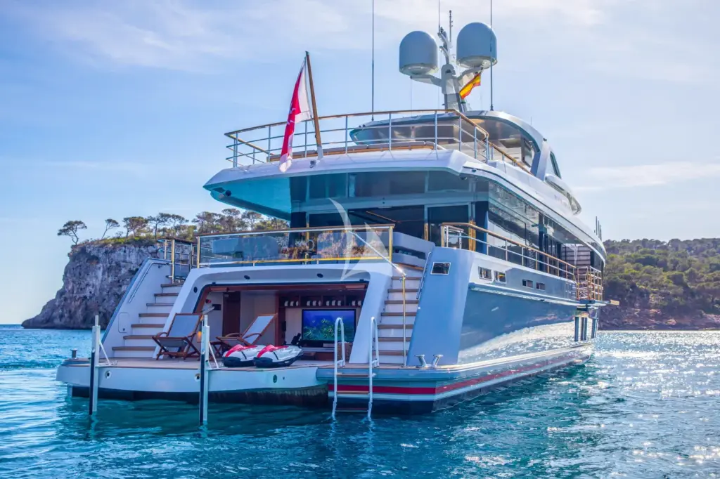 DELTA ONE - Aft bathing platform