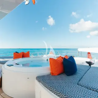 SeaQuest - Flybridge Jacuzzi & Sunpads