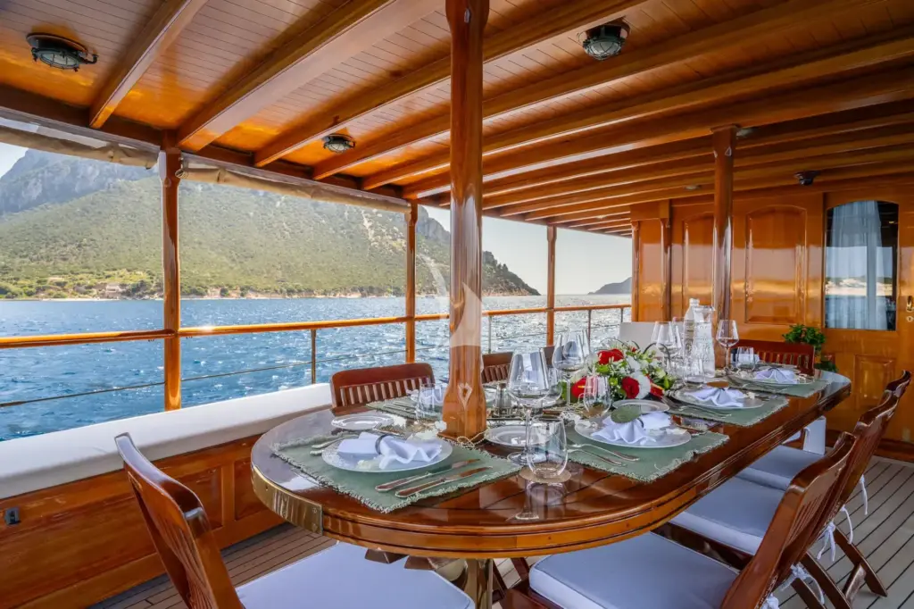 OVER THE RAINBOW OF LONDON - Main Deck Dining