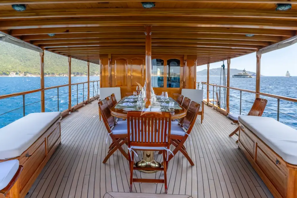 OVER THE RAINBOW OF LONDON - Main Deck Dining