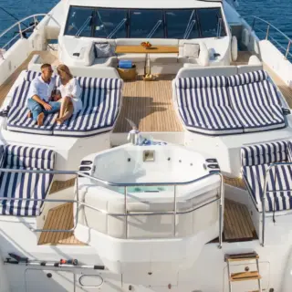 Foredeck Seating & Jacuzzi