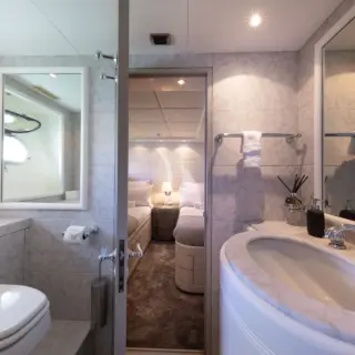 M/Y LAUREN V Twin cabin bathroom
