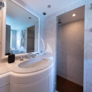 M/Y LAUREN V Twin cabin bathroom