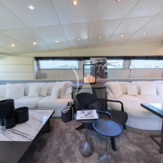 M/Y LAUREN V Living room